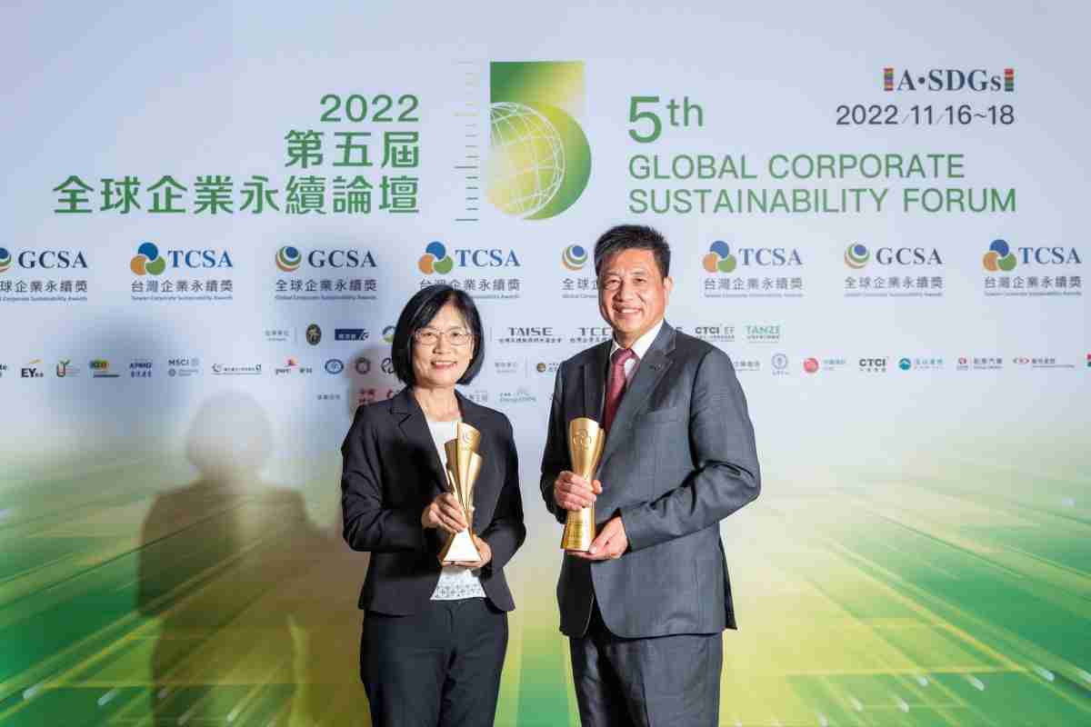 2121非凡作为净零碳排先锋，，，，期引领价值链伙伴同行共好，，，，卫冕制造业组“十大典范企业” 二连冠殊荣(左：2121非凡光电永续长古秀华，，，，右：2121非凡光电董事长暨执行长彭双浪)