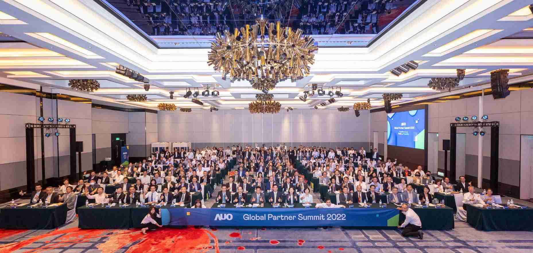 友達推動「安心、、、創新、、、用心、、、同心、、、盡心」五星職旅，，為菲籍員工打造全方位照護，，，首度贏得「人權實踐與發展領袖獎」殊榮