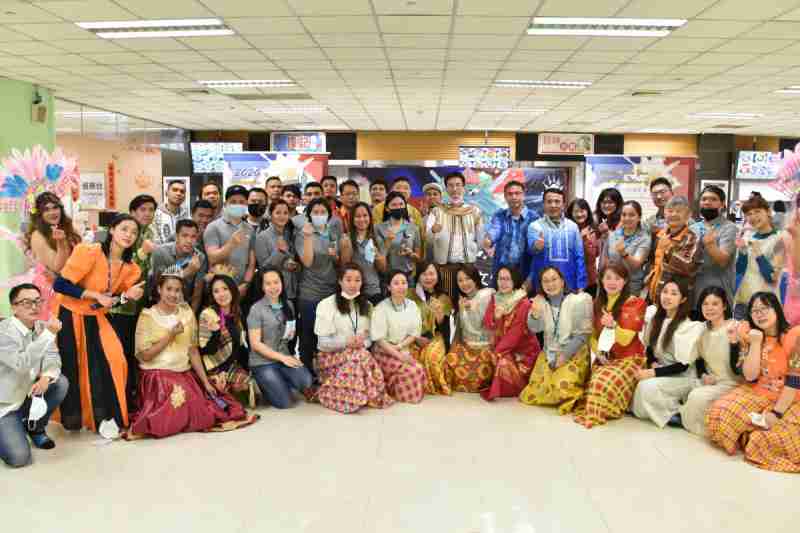 友達推動「安心、、創新、、用心、、、、同心、、、盡心」五星職旅，，，，為菲籍員工打造全方位照護，，，首度贏得「人權實踐與發展領袖獎」殊榮