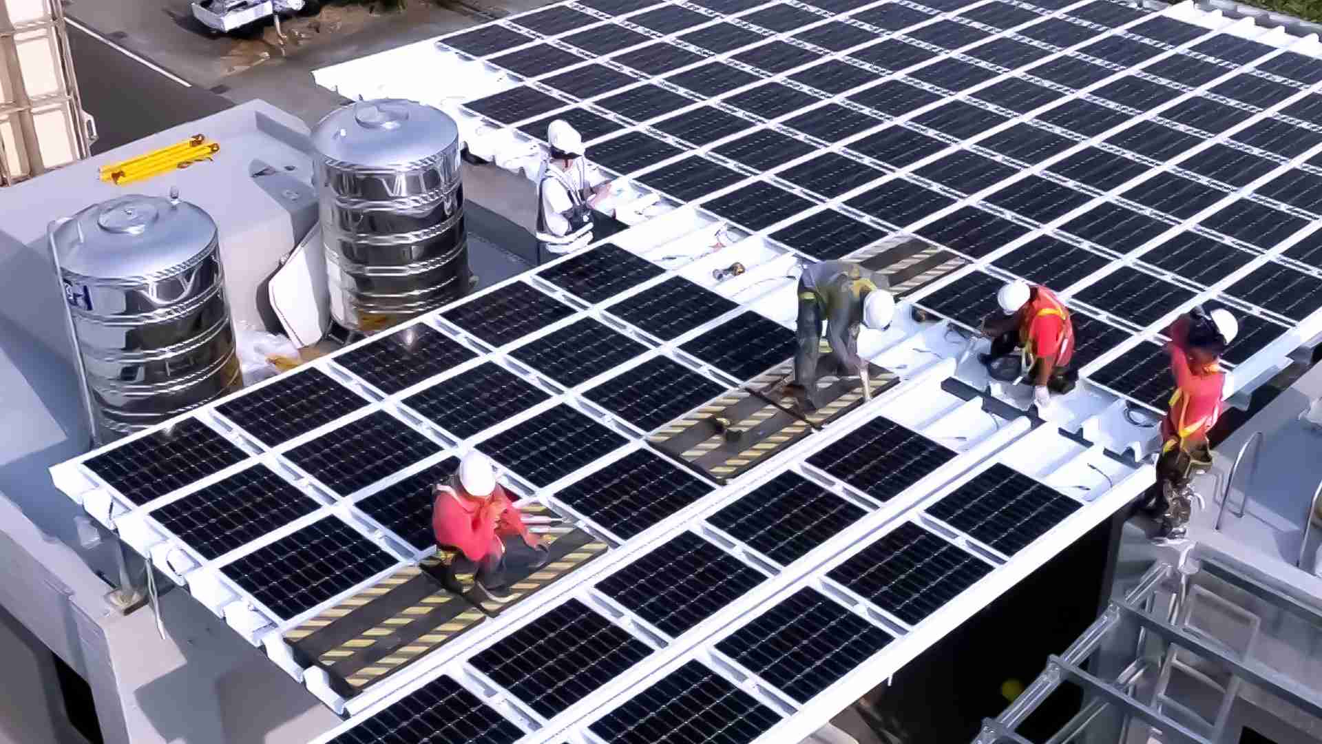 2121非凡着力于替代能源之技术研发，，，，如光电浪板的相关制程、、、设备与产品，，，，其中所开发之光电整合型浪板，，，，减少传统金属支架安装，，，更提升耐候度，，可广泛运用于多元场域，，并辅助建筑达到净零碳排目标