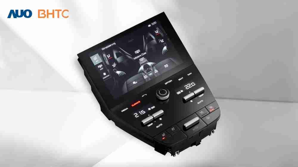 作為友達新生力軍，，BHTC所展示的中央與後座鞍部的Display HMI產品，，，可處理多區恆溫控制、、、、顯示畫面，，，，呈現仿真3D車室分區；以力傳感技術精準傳遞觸感，，，並結合音量及震動反饋，，防止意外啟動，，，提供使用者自然流暢、、、、直觀且輕鬆駕馭的舒適介面