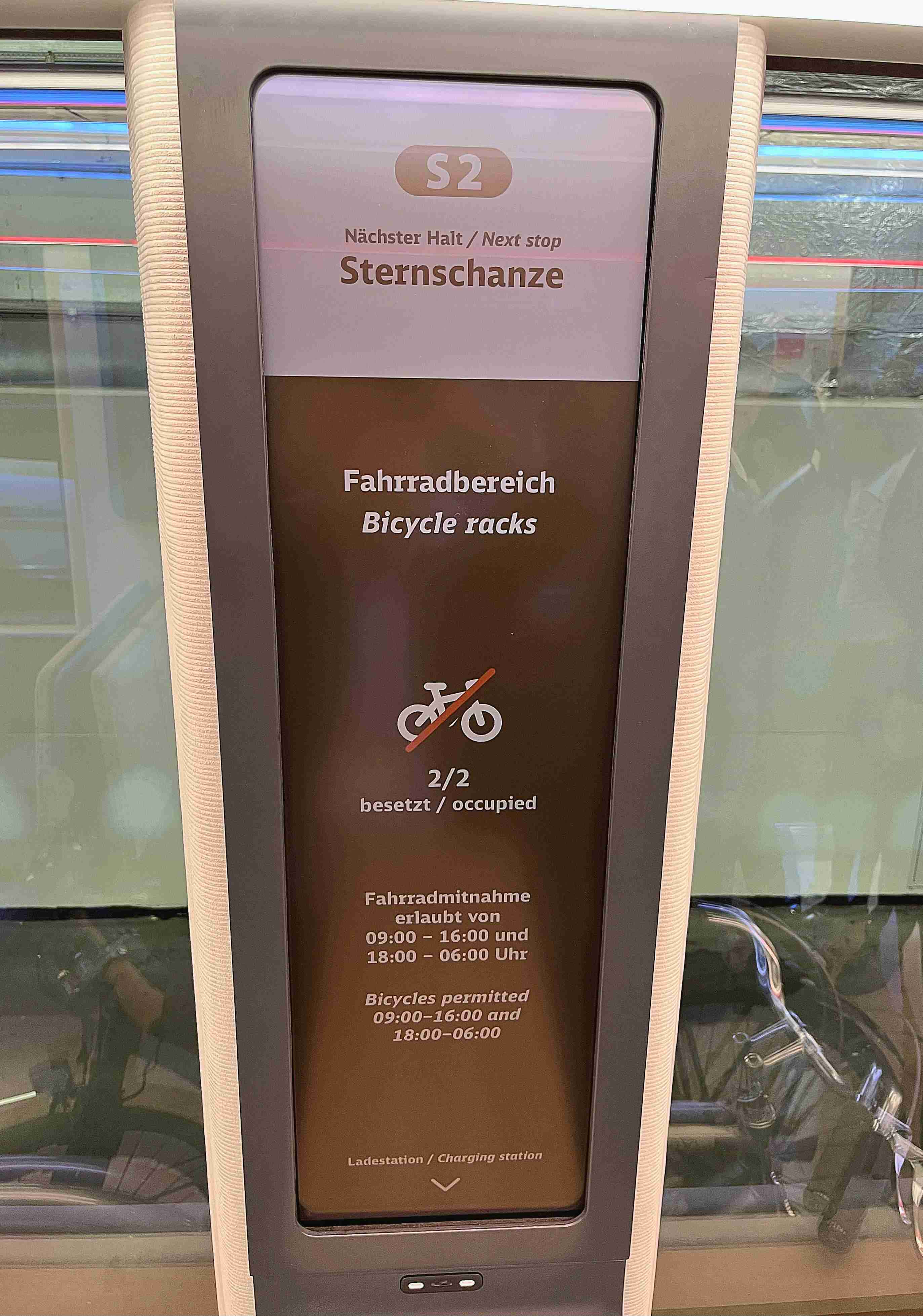 达擎HiRaso显示技术采用胆固醇液晶独特的双稳态特性及反射环境光线的方式，，，发挥最佳能源运用效率，，，，其仅在更换显示画面时才消耗电力，，，在持续静止的画面显示上则为零耗电，，，与传统液晶显示技术相比大幅节省90%能耗